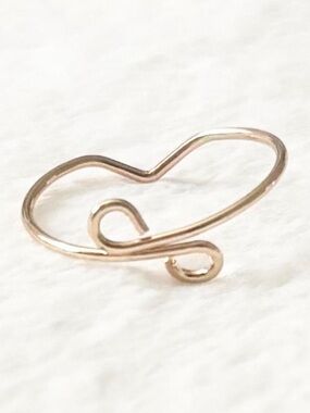 5/$15 🩷 MUST BUNDLE Delicate Heart Wire Ring - Gold Tone